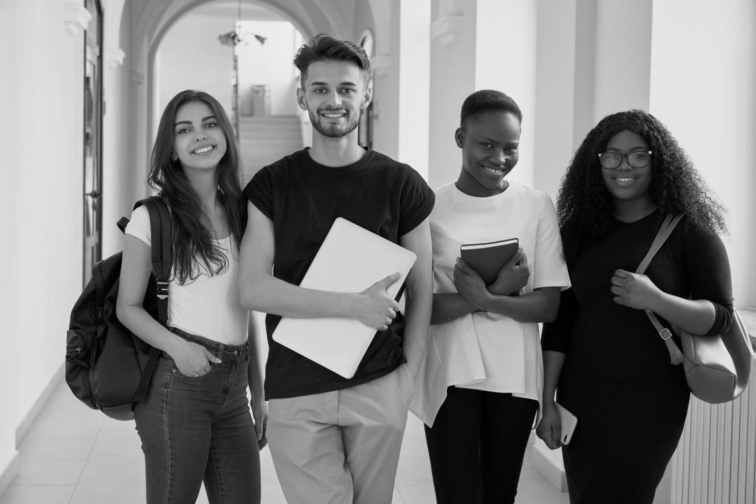 Experte bei der Analyse von Finanzdaten am Bildschirm