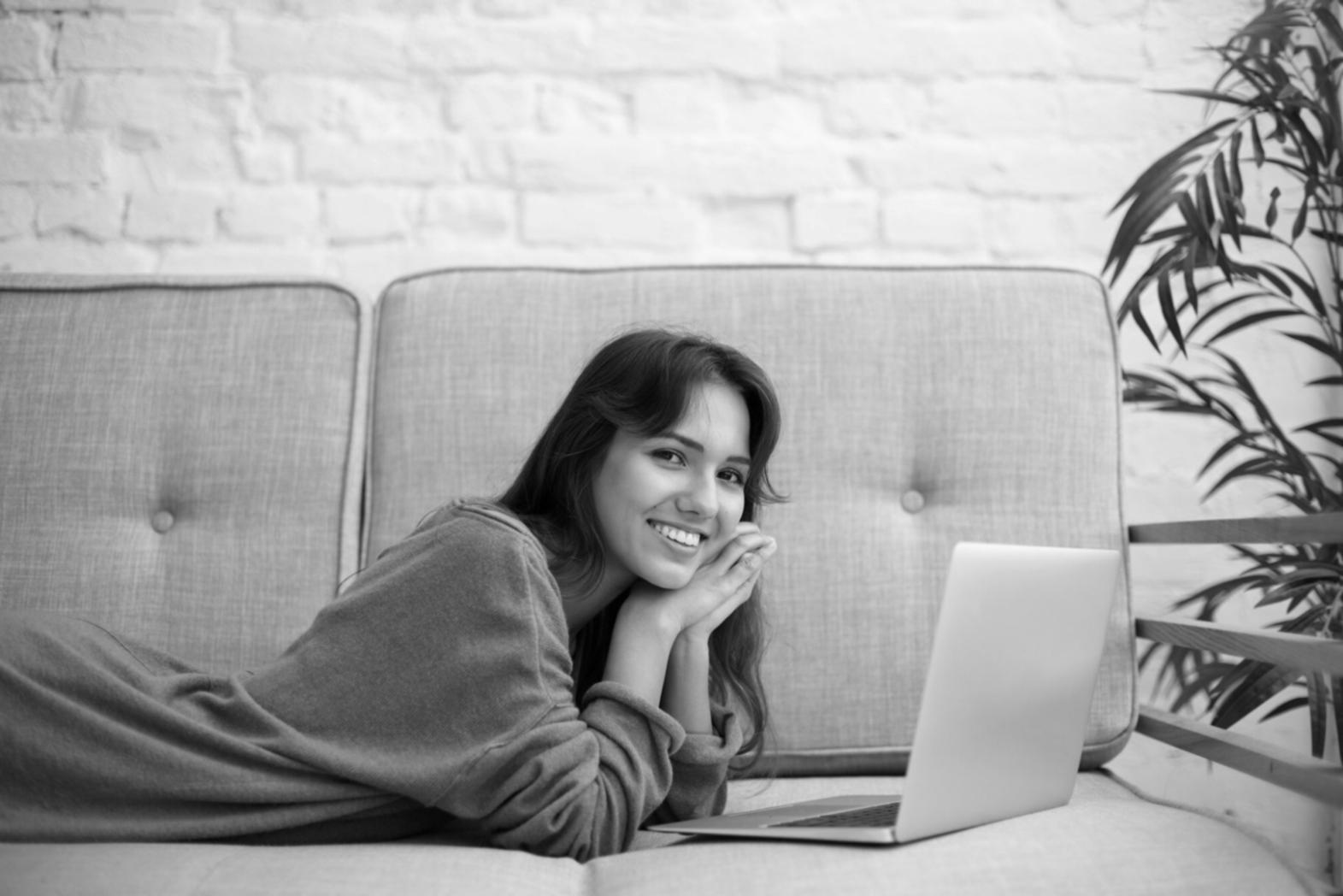 Team bei der Besprechung von Finanzdiagrammen