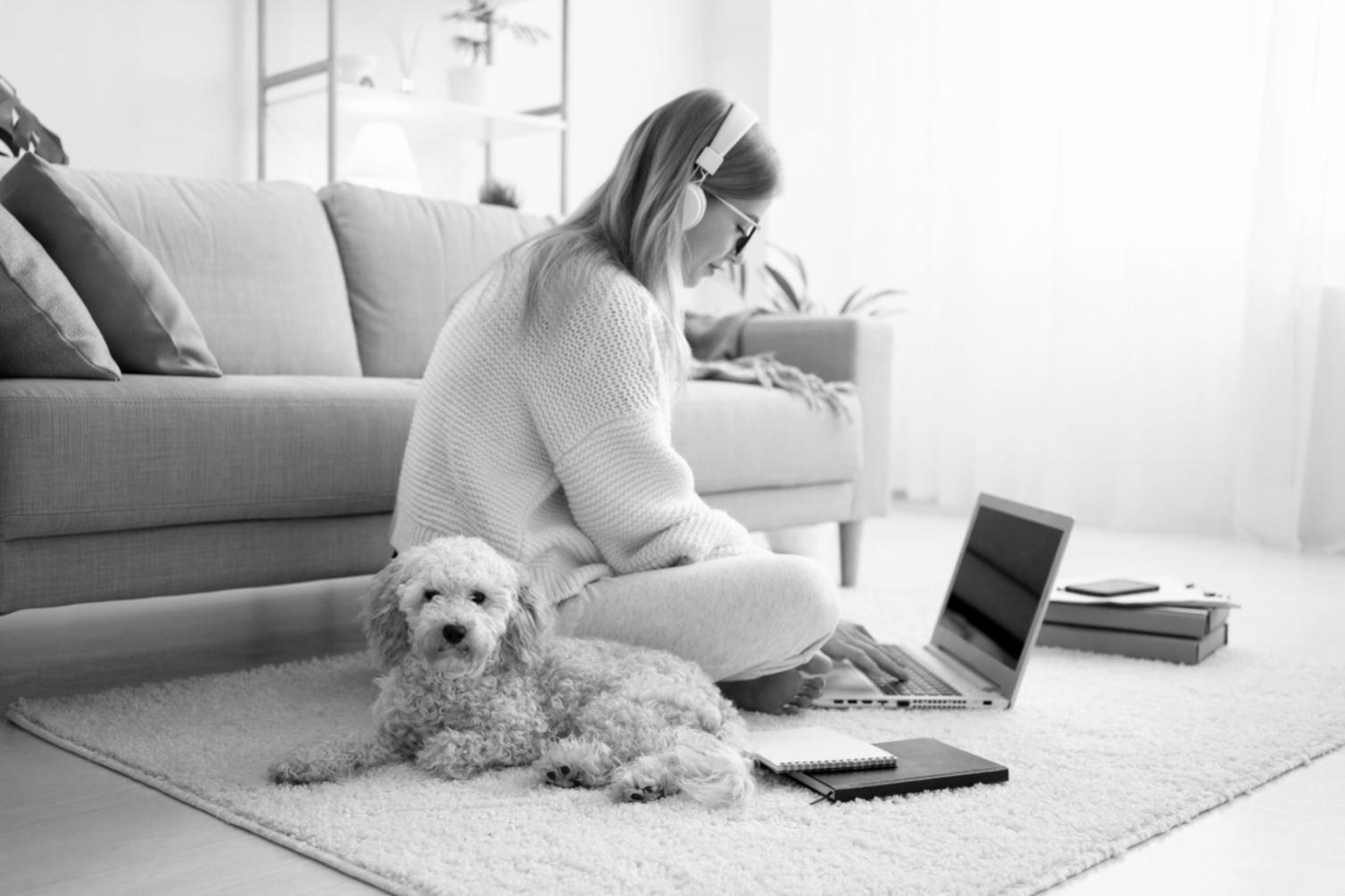 Geschäftsmann analysiert Finanzdiagramme am Computer