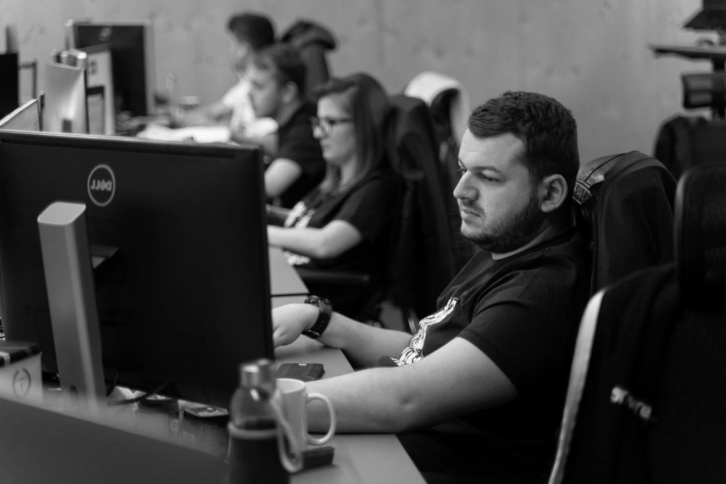 Geschäftsmeeting mit Präsentation von Kostenkennzahlen