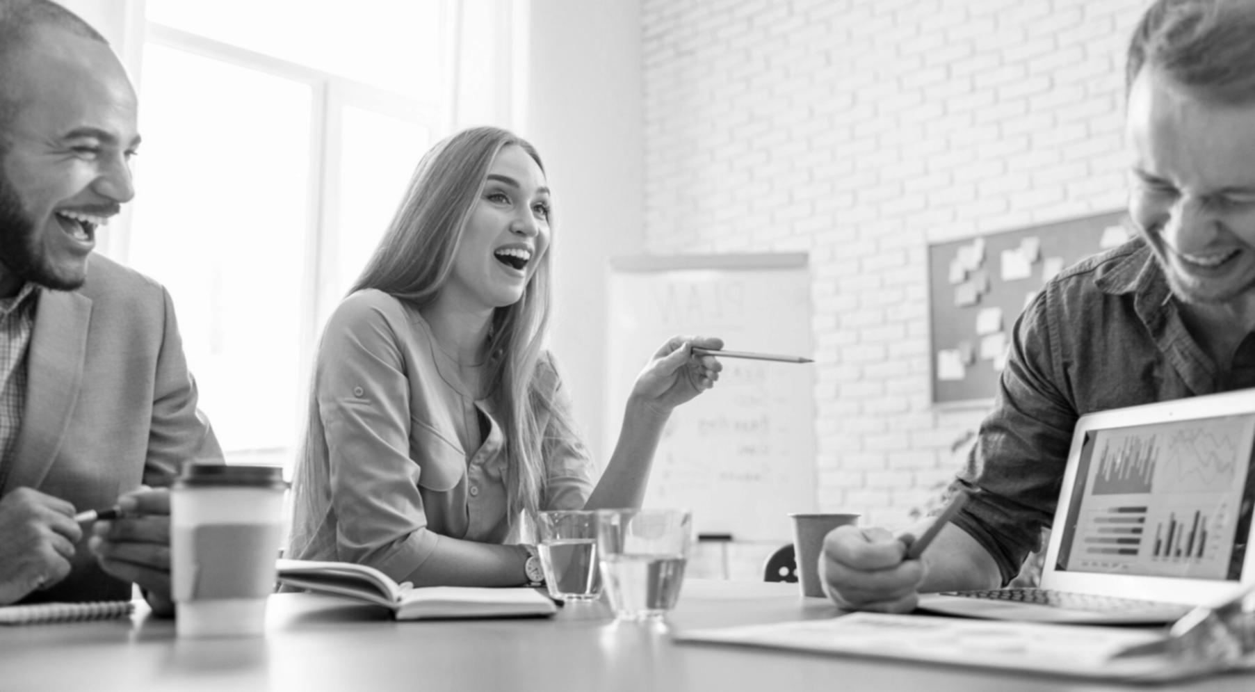 Modernes Büro mit Finanzunterlagen und Laptop