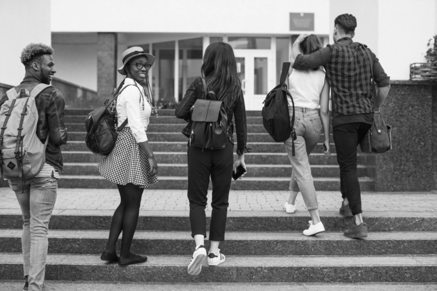 Detailierte Kostenaufstellung mit Taschenrechner und Dokumenten